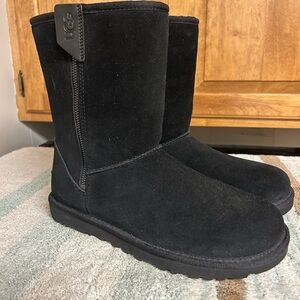 UGG Classic Bailey Short Zip Black Boots ❤️